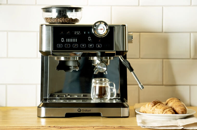 Cafeteira Espresso Gallant Digital Due Nero 20 Bar com xícara de café, e croissants ao lado
