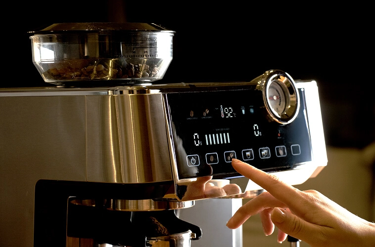 Pessoa utilizando o painel digital da Cafeteira Espresso Gallant Digital Due Nero 20 Bar