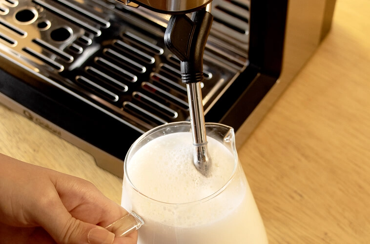 Vaporizador de leite da Cafeteira Espresso Gallant Digital Due Nero 20 Bar sendo utilizado