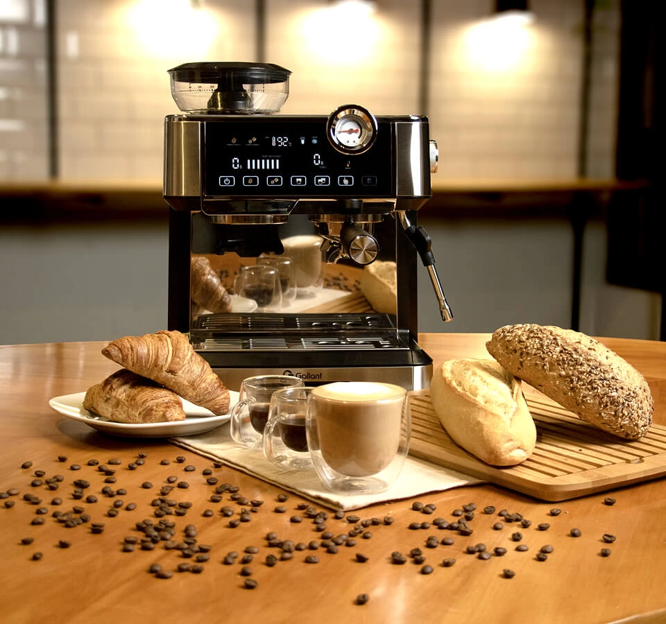 Cafeteira Due Nero com pães e xícaras de café em sua frente